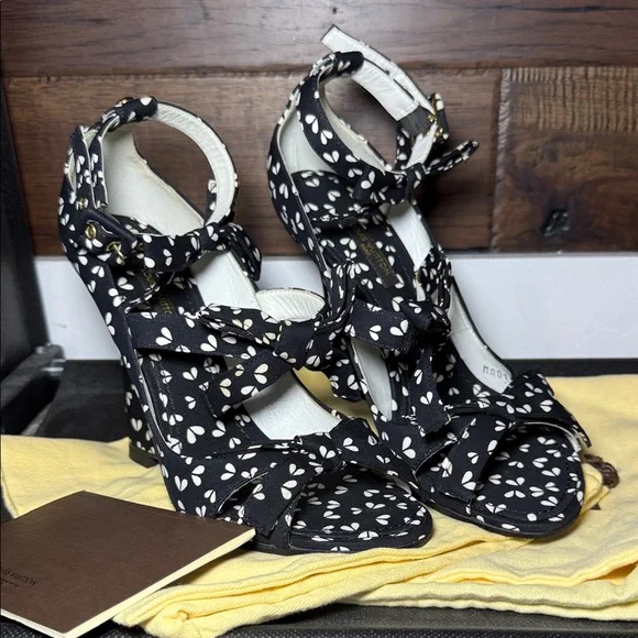 Louis Vuitton 2011 Marc Jacobs Era Heart Print Bow Wedge Sandals - Picture 2 of 11